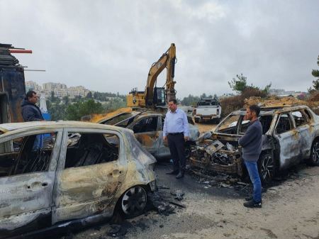 النائب عودة يزور ابو غوش بعد الاعتداء العنصري على أهاليها